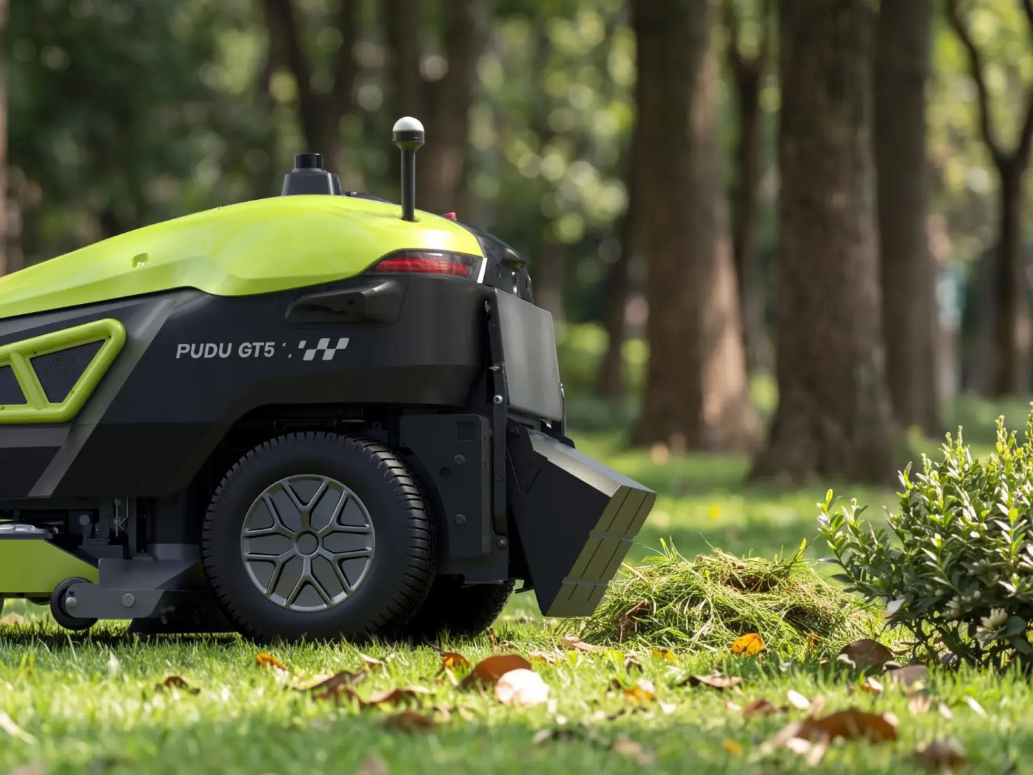 PUDU GT5 išpylė surinktą žolę į krūvą parke