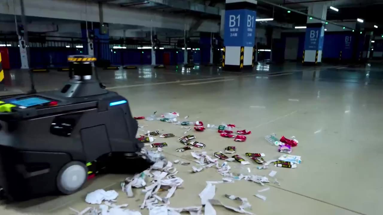 MT1 Max požeminėje aikštelėje sušluoja popieriaus skiautes ir skardines