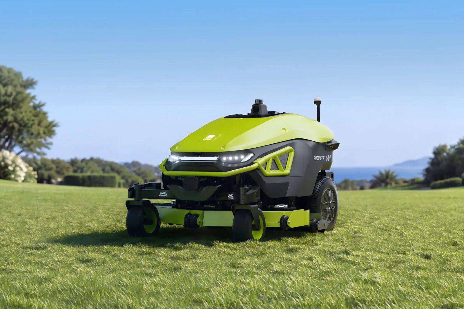 PUDU GT5 ant didelės nupjautos vejos, tolumoje jūra